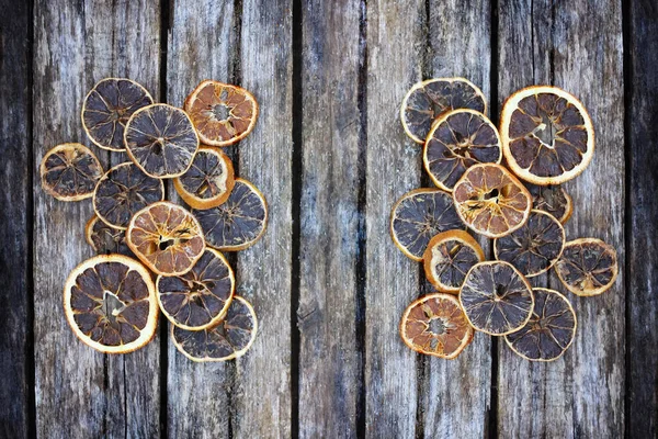 Torkade Apelsinskivor Träskiva — Stockfoto