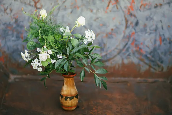Bouquet Green Leaves White Roses — Photo