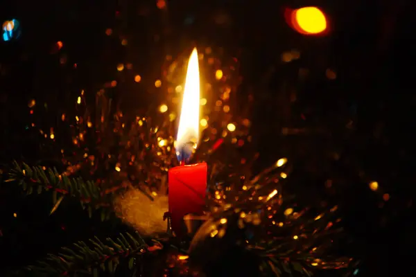燃えるろうそくの炎 美しいお祝いのクリスマス カード — ストック写真
