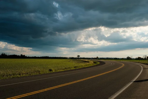 Çarpıcı Yaz Fırtınası Bulutlarıyla Kıvrımlı Bir Yol — Stok fotoğraf