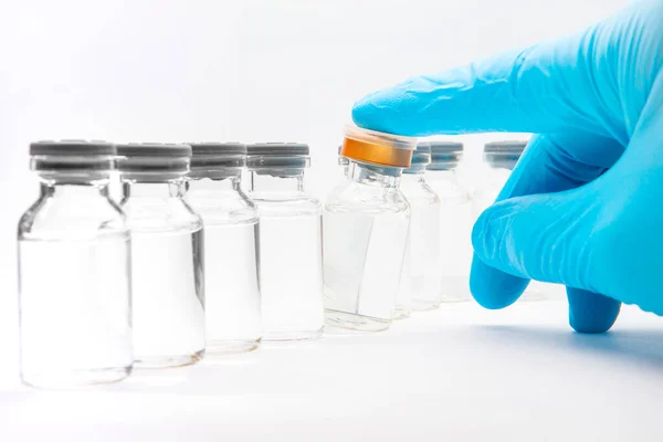 Hand Handske Valde Flaska Vaccin Vit Bakgrund — Stockfoto