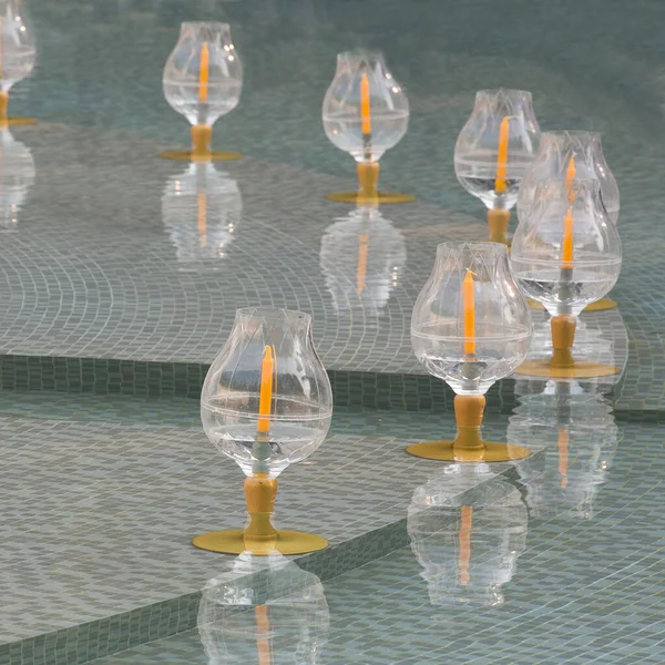 仏教におけるろうそくのガラスホルダー — ストック写真