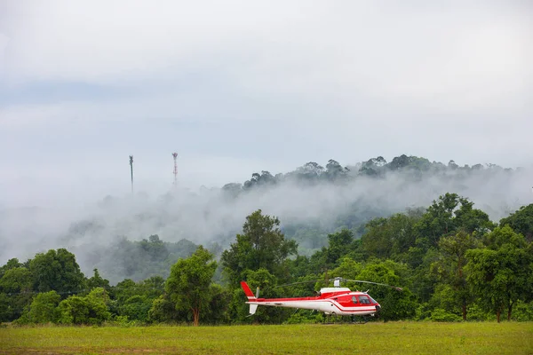 直升机在国家公园的紧急情况下停放着 — 图库照片