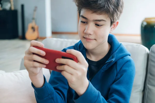 Der Junge Der Mit Seinem Handy Online Spiele Spielt — Stockfoto