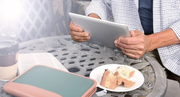 Крупный План Человека Сидящего Кафе Планшетным Компьютером Кофейной Чашкой Газетой — стоковое фото