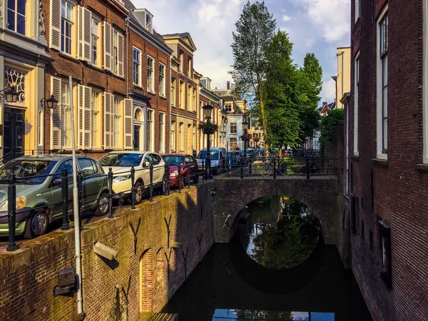 古老的运河 有桥梁和一个舒适的街道 美丽的房子 汽车和自行车的惊人景色 荷兰乌得勒支 — 图库照片