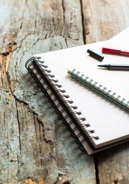 Not defterleri ve kalemlerin arkaplan görüntüsü