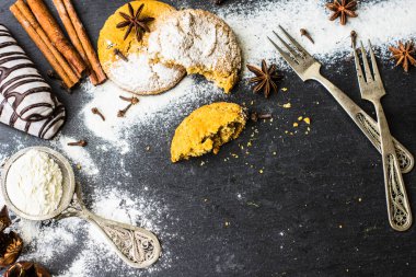 Yeni yılın yakın plan çekimleri ve arka plan için Noel dekorasyonu