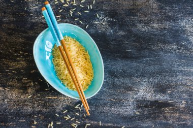 Tabak ve pirinç yakın.