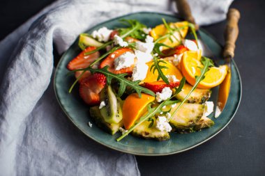 Lezzetli organik meyveli tatlıya yakından bakın.   