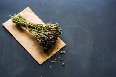 kurutulmuş lavanta çiçekleri koyu arka plan üzerinde  