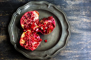 Olgun kırmızı sulu nar meyvesi, yakın çekim.