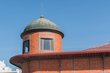 Olhao arkaplan görünümündeki balık pazarı