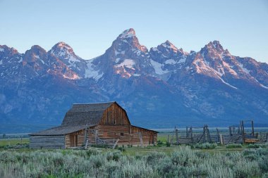 Grand Teton Ulusal Parkı 'ndaki ahır.