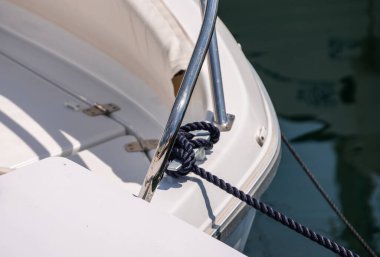 Küçük bir marinadaki bir teknenin iskelesinde, yat ekipmanı elemanı.