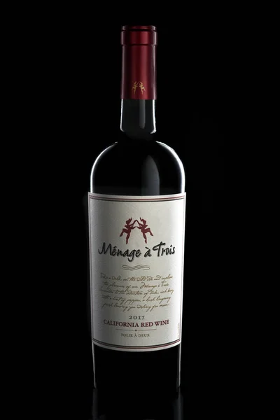 Irvine Dec 2020 750 Mlボトルのメナージュ トロワカリフォルニア赤ワイン2017年ヴィンテージ 受賞歴のあるソノマのワイナリーFolie Deuxによって生産されました — ストック写真