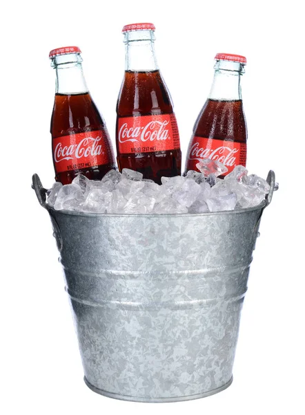 冰桶中的可口可乐瓶 — 图库照片