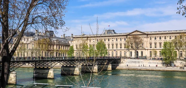 セーヌ川とパリフランスの歴史的建造物の上に歩行者用橋 Pont Des Arts 2019年4月 — ストック写真