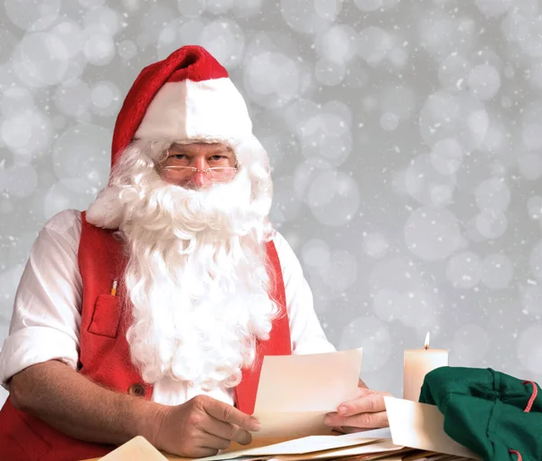 Santa Claus Čtení Dopisů — Stock fotografie