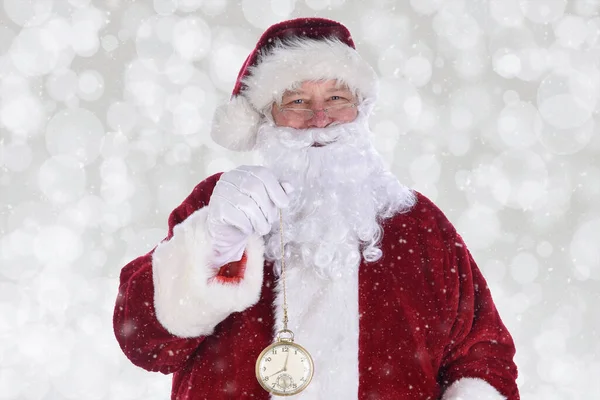 圣诞公公拿着一只大金制怀表 背景为Bokeh 雪一般 — 图库照片