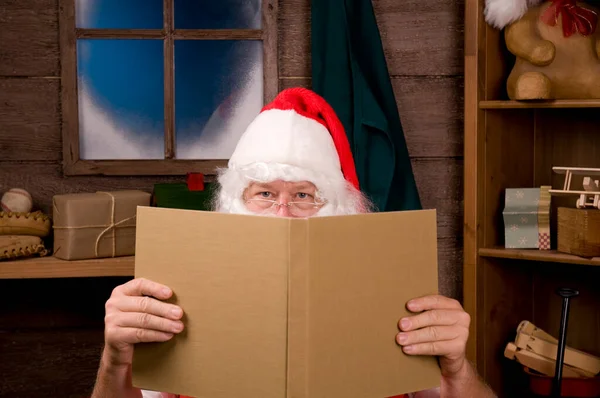 Weihnachtsmann Der Werkstatt Mit Großem Buch — Stockfoto