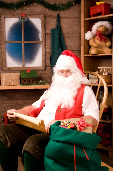 Papai Noel Cadeira Balanço Com Lista Impertinente — Fotografia de Stock