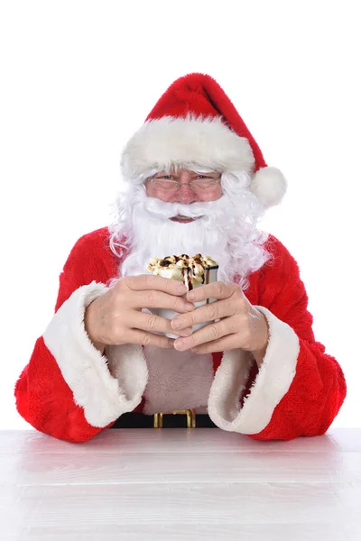 圣诞公公拿着一大杯热可可 用烤棉花糖和巧克力糖浆滴着 用白色隔离起来 — 图库照片