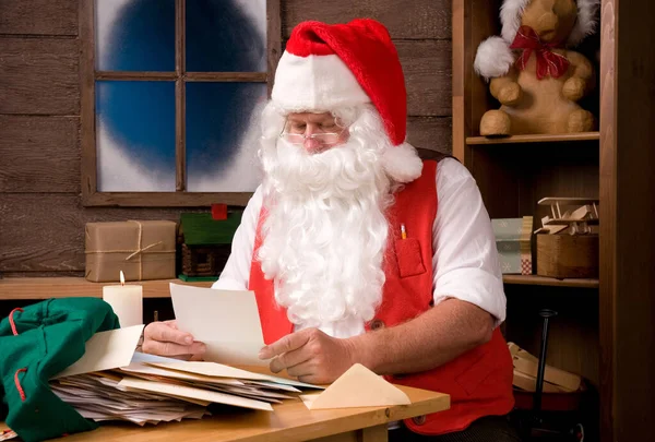 Papai Noel Oficina Com Cartas — Fotografia de Stock