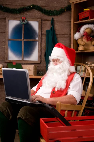 Санта Клаус Майстерні Допомогою Ноутбука — стокове фото