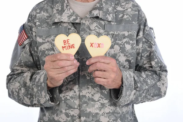 Gros Plan Soldat Tenant Deux Biscuits Saint Valentin Forme Coeur — Photo