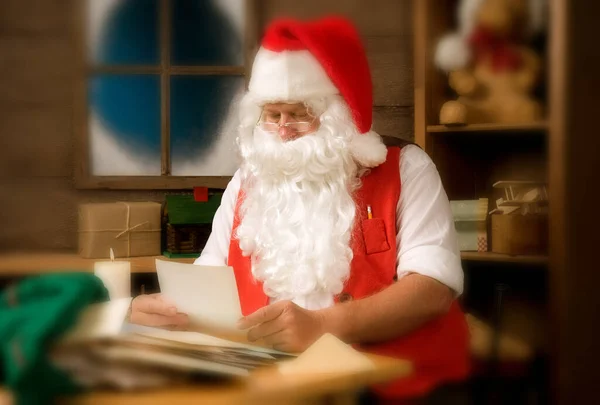 Santa Claus Leyendo Cartas Casa — Foto de Stock