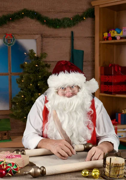 Papai Noel Escrevendo Sua Lista Impertinente Agradável Sua Oficina Pólo — Fotografia de Stock