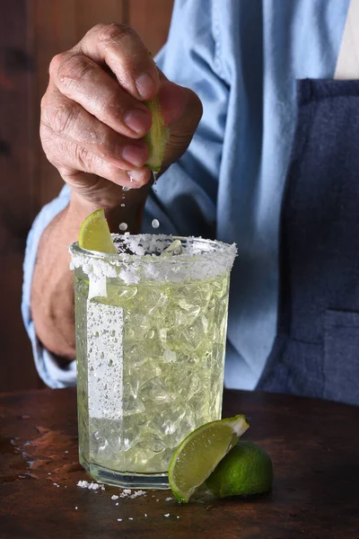 Barman Knijpt Een Limoen — Stockfoto