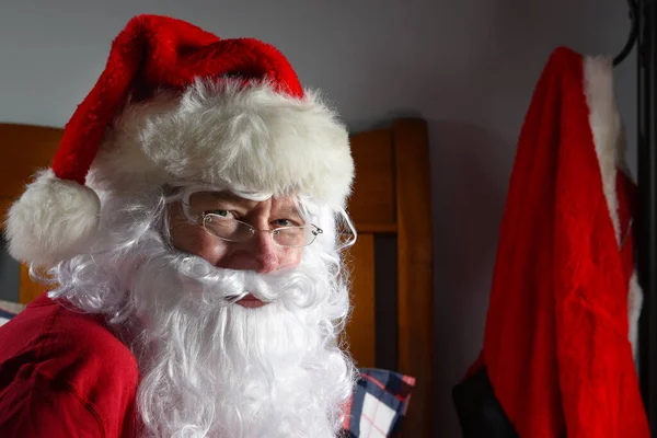 Papai Noel Sentado Cama Com Seu Terno Vermelho Pendurado Gancho — Fotografia de Stock