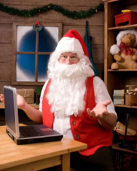 Santa Claus Taller Con Ordenador Portátil — Foto de Stock