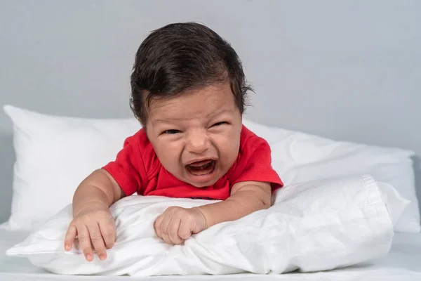 Huilende Baby Bed — Stockfoto