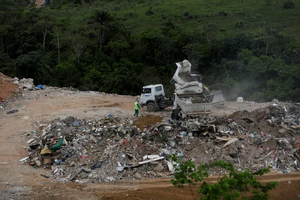 Kamion Ukládá Odpadky Skládku Městě Salvador — Stock fotografie