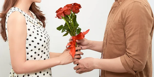 Jong Mooi Aziatisch Paar Met Bloemen Geïsoleerd Wit — Stockfoto