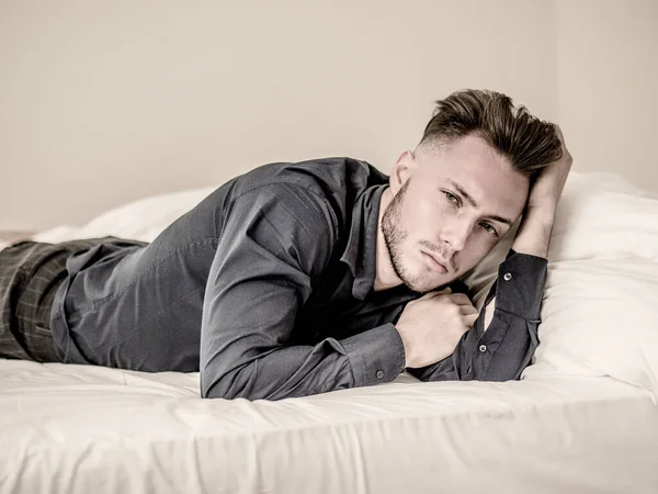 Sexy Junger Mann Bett Mit Blauem Hemd — Stockfoto