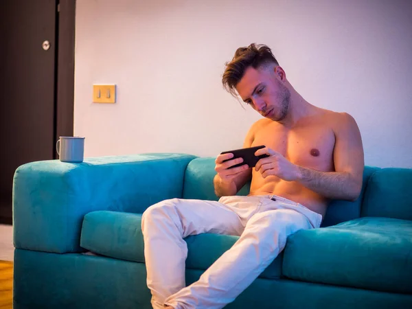Junger Mann Ohne Hemd Spielt Videospiel Mit Steuerknüppel Hause — Stockfoto