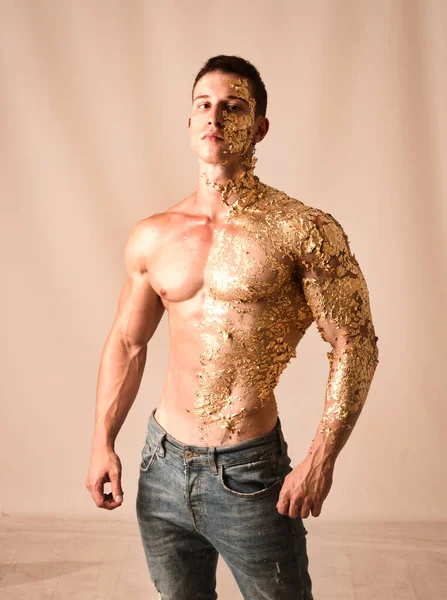 Muskulös Ung Man Täckt Med Gyllene Prickar — Stockfoto