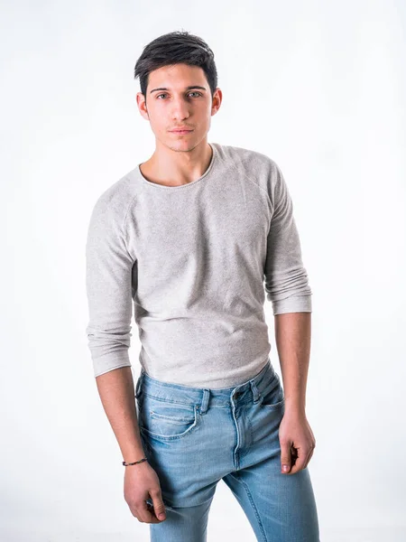 Přizpůsobit Hezký Mladý Muž Stojící Sebevědomě Ležérní Oblečení Izolované Bílém — Stock fotografie