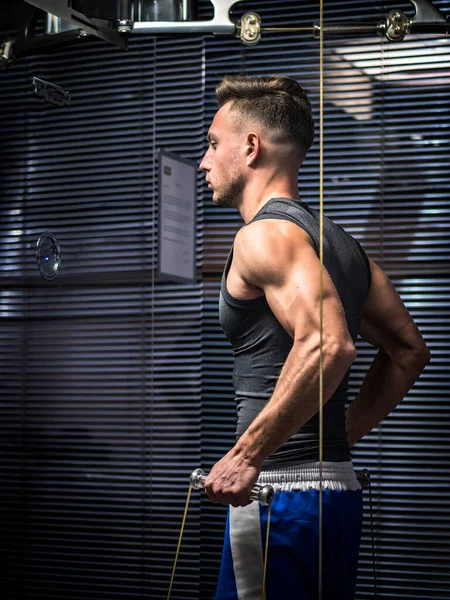 Мускулистый Молодой Человек Тренировочные Плечи Тренажере — стоковое фото