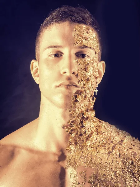Мускулистый Молодой Человек Покрытый Золотыми Пятнами — стоковое фото
