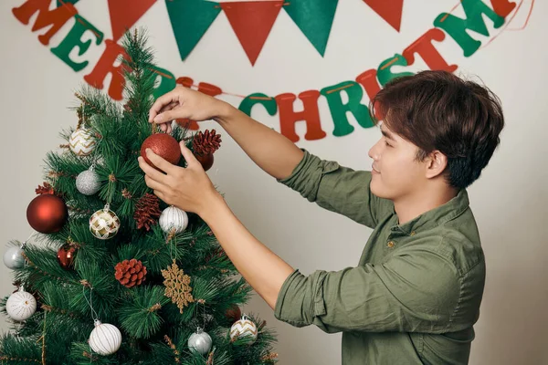 Heureux Asiatique Homme Décoration Arbre Noël Maison — Photo