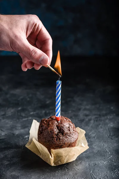 Vela Iluminação Mão Muffin Aniversário — Fotografia de Stock