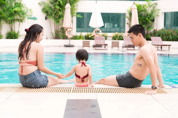 スイミング プールでの幸せな家族 夏の休日や休暇の概念 — ストック写真