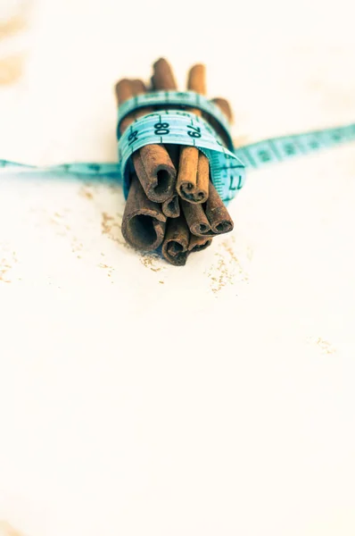 Cinnamon Sticks Measure Tape — Stock Photo, Image