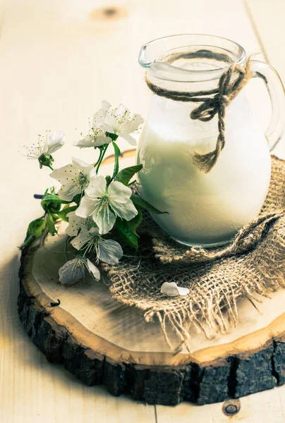Rustik Masa Üzerinde Süt — Stok fotoğraf