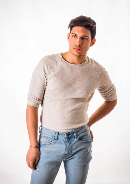Fit Όμορφος Νεαρός Άνδρας Στέκεται Αυτοπεποίθηση Casual Ρούχα Που Απομονώνονται — Φωτογραφία Αρχείου